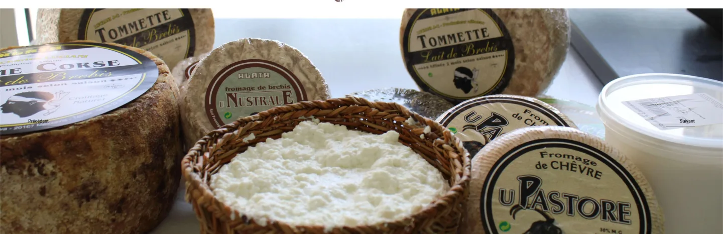 Produits de la Fromagerie d’Alata présentés sur une table.
